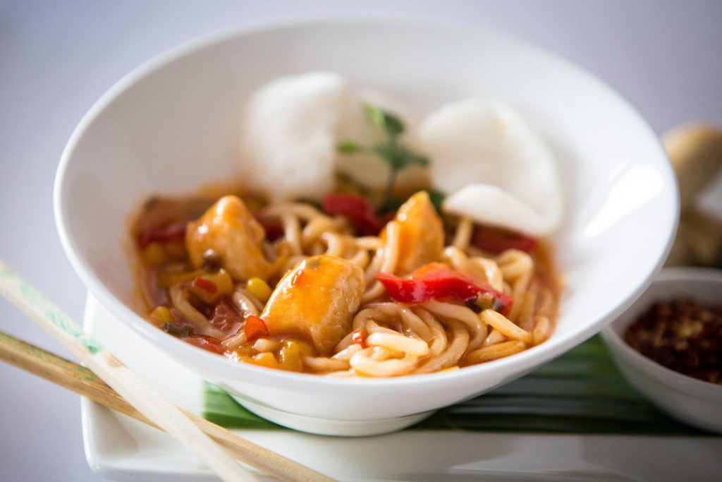 C3987 - Chicken & Vegetable Sweet Chilli Noodles. Available from MKG Food, your foodservice partner in the Midlands.
