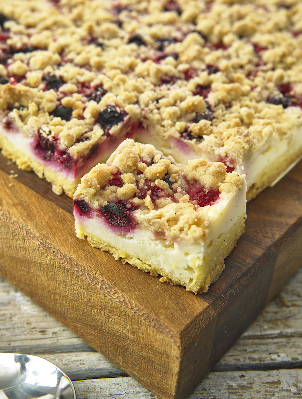 C19286 - Berry & Yoghurt Crumble Slice pre-cut. Available from MKG Foods, your foodservice partner in the Midlands.